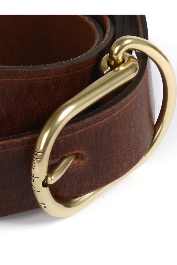 망셰트 벨트 30mm - 꼬냑은 식물성 태닝 처리된 풀그레인 소가죽으로 제작되어 빈티지하면서도 클래식한 무드를 자아냅니다. 꼬냑과 블랙 두 가지 색상으로 출시되었으며, 황동 하드웨어 버클과 로고 각인, 타원형 벨트 홀 디테일이 돋보입니다. 시간이 지날수록 자연스러운 파티나가 형성되어 더욱 멋스러운 스타일을 연출하며, 일상에서 폭넓게 활용할 수 있습니다.
