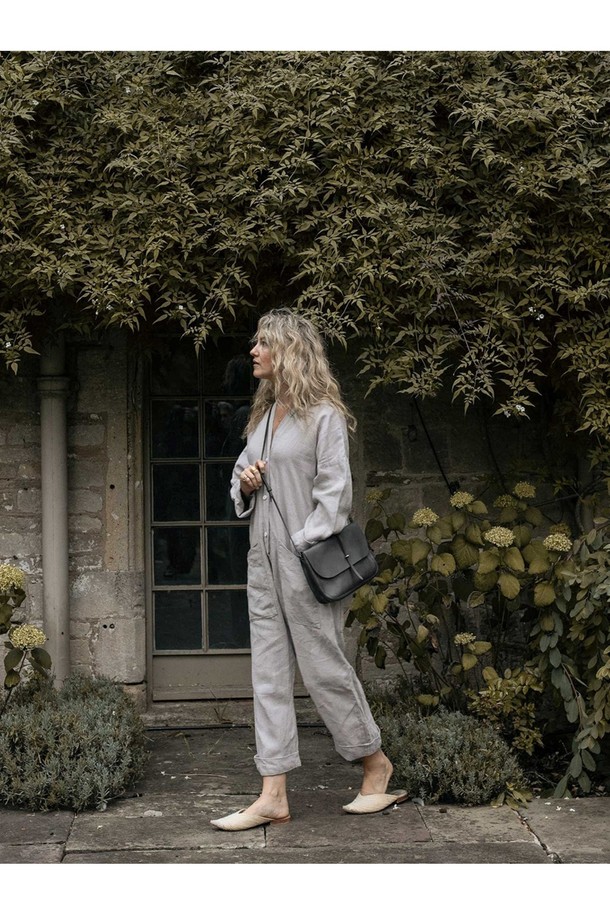 파스텔 핸드백 - 누아르 블랙은 베지터블 태닝 소가죽과 유기농 면 소재를 사용하여 제작된 미디엄 사이즈의 사각 핸드백입니다. 블랙 컬러의 무지 디자인에 버클과 지퍼 디테일이 돋보이며, 브라스 하드웨어와 YKK 지퍼, 내부 수납공간, 조절 가능한 스트랩, 크로스바디 착용 기능으로 실용성을 더했습니다. 모듈형 내부 구성으로 수납력을 높였으며, 시간이 지날수록 자연스러운 파티나를 형성하여 멋스러운 멋을 더합니다. 오피스룩, 출근룩, 모임룩에 잘 어울리는 클래식, 미니멀, 시크 스타일의 핸드백입니다.
