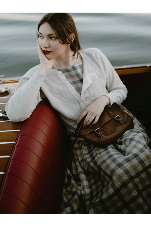 루이스 사첼백 - 쿠바 리브레는 베지터블 태닝 풀그레인 소가죽 소재의 미디엄 사이즈 여성용 사첼백입니다. "Cuba Libre"를 포함한 6가지 다채로운 컬러로 출시되었으며, 버클과 리벳 장식, YKK 지퍼, 황동 하드웨어로 고급스러움을 더했습니다. 7개의 지퍼 포켓, 2개의 폴딩 포켓, 4개의 패치 포켓을 갖춘 다중 수납공간과 모듈러 시스템 호환 기능을 통해 실용성을 높였으며, 버클형 및 버튼형 잠금 방식으로 내용물을 안전하게 보호합니다.
