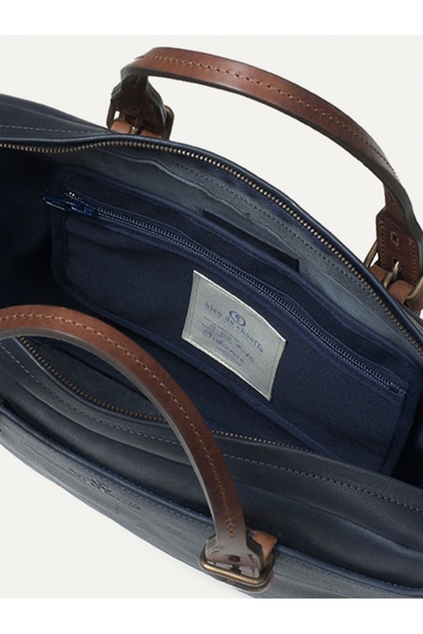 폴더 브리프케이스 - 마린 블루는 남성 고객을 위해 디자인된 미디엄 사이즈의 브리프케이스입니다. 소가죽, 천연 필트, 유기농 코튼 소재를 사용하여 부드러운 촉감과 두꺼운 두께감을 자랑합니다. 무지 패턴의 마린 블루 컬러는 클래식, 미니멀, 시크 스타일을 선호하는 분들에게 적합하며, 외부 포켓 2개, 내부 필트 슬리브, 탈부착 가능 어깨 스트랩, 내부 코튼 지퍼 포켓 등 다양한 수납 기능을 제공합니다. 지퍼와 마그넷 버튼, 황동 부자재로 포인트를 주었으며, 노트북 수납, 캐리어 홀더 기능을 갖춰 비즈니스, 출장, 여행 시 활용하기 좋습니다.
