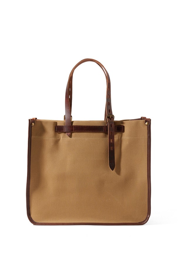 바자 토트백 - 카멜은 소가죽과 캔버스 소재의 미디엄 사이즈 토트백입니다. 남녀 모두 사용 가능하며, 스냅 버튼으로 잠글 수 있는 사각 형태에 로고와 무지 패턴이 적용되었고, 생활 방수 기능이 있습니다. 내부 탈부착 포켓, 모듈형 시스템, YKK 지퍼, 황동 부자재, 풀그레인 가죽, 수작업 제작, 내구성 강화 등의 특징을 갖추어 일상과 여행 모두에 어울리는 클래식하고 캐주얼한 스타일을 연출합니다.
