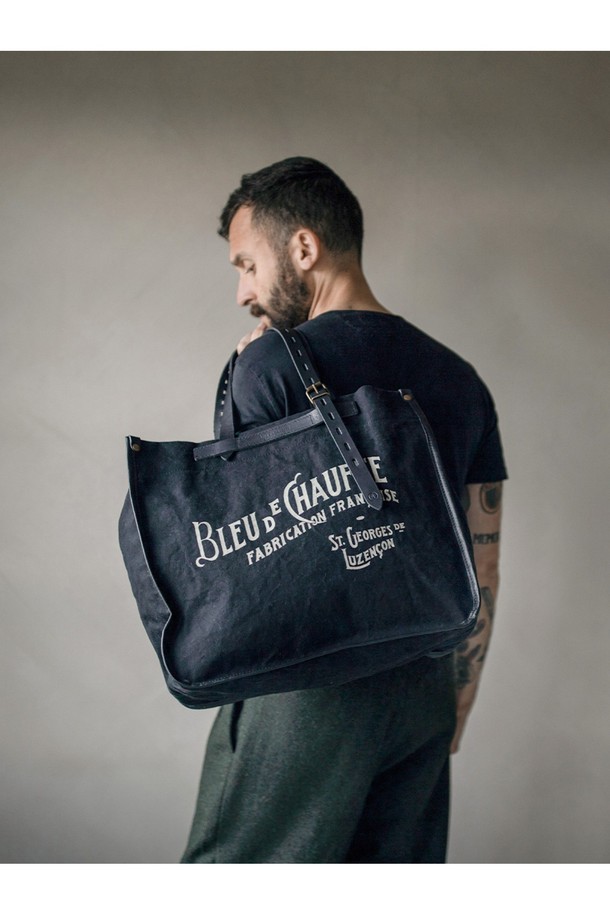 **바자 토트백 - 카키**

남성용 라지 사이즈 토트백으로, 캔버스, 소가죽, 면 소재를 사용하여 튼튼하고 고급스러운 외관을 자랑합니다. 카키, 블랙, 네이비, 아몬드 4가지 색상으로 출시되었으며, 가죽 디테일과 브라스 하드웨어 장식이 돋보입니다. 17인치 노트북 수납이 가능하며 방수 기능과 다양한 수납공간, 탈부착 가능한 내부 포켓을 갖춰 일상, 비즈니스, 여행 등 다용도로 활용할 수 있습니다.
