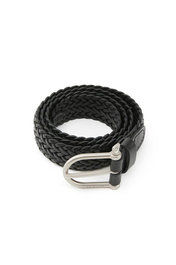 마닐 브레이디드 벨트 - 누아르 블랙은 소가죽과 황동 소재로 제작된 남녀 공용 벨트입니다. 브레이디드 패턴과 보트 걸쇠 모티브 버클, 로고 각인이 돋보이며, 풀그레인 가죽 사용으로 내구성이 뛰어나고 시간이 지날수록 자연스러운 멋을 더합니다. M, L, XL 사이즈로 제공되며, 사이즈 조절이 가능하여 편안하게 착용할 수 있습니다.
