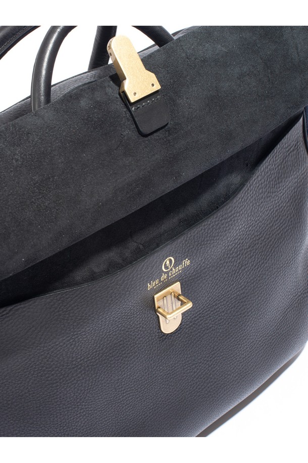 제포 듀오 브리프케이스 - 누아르 블랙은 고급스러운 소가죽 소재의 남성용 브리프케이스입니다. 블랙 컬러의 미디엄 사이즈 사각 가방으로, 클래식하고 미니멀한 스타일을 연출하며 YKK 지퍼, 황동 부자재, 버클 디자인을 통해 세련됨을 더했습니다. 노트북 수납을 위한 공간과 다수의 포켓, 그리고 모듈형 시스템을 갖춰 일상 및 비즈니스 용도로 활용 가능하며, 탈부착 가능한 기능으로 편리성을 높였습니다.
