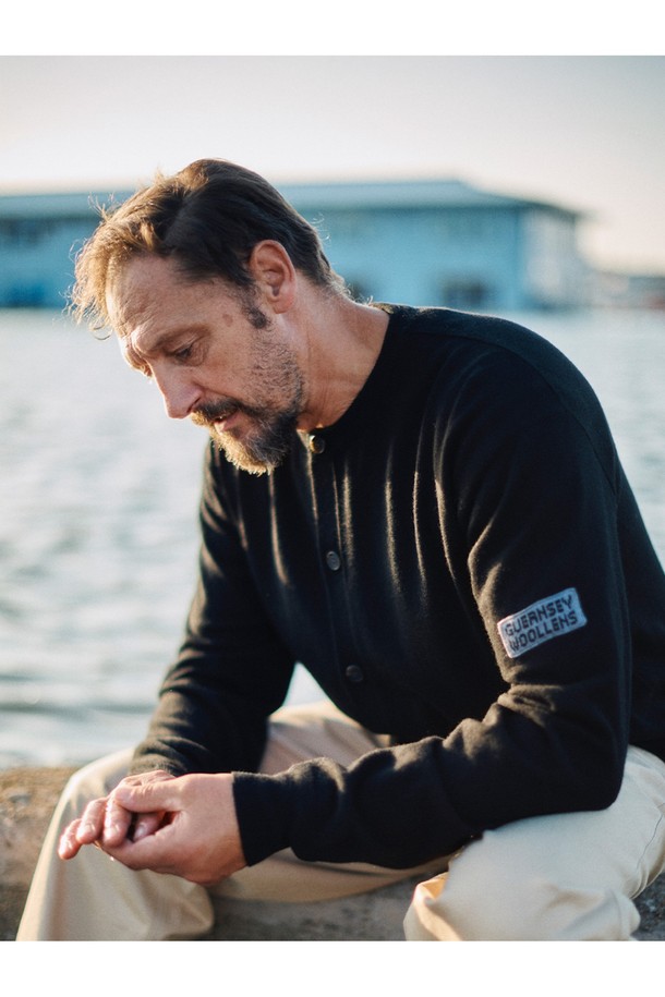 슈퍼 파인 메리노울 라운드넥 가디건 - 블랙은 겨울 데일리룩과 미니멀 스타일에 완벽하게 어울리는 가디건입니다. 슈퍼 파인 메리노 울 100% 소재로 제작되어 부드러운 촉감과 뛰어난 보온, 통기성을 자랑합니다. 14G 고밀도 니팅과 링킹 기법을 사용하여 견고하며, 세탁 후에도 형태가 유지됩니다. 라운드넥 디자인과 레귤러핏으로 편안한 착용감을 제공하며, 손가락 구멍 디테일이 특징입니다. 블랙 컬러의 무지 가디건으로 클래식하고 베이직한 스타일을 연출하기 좋습니다.
