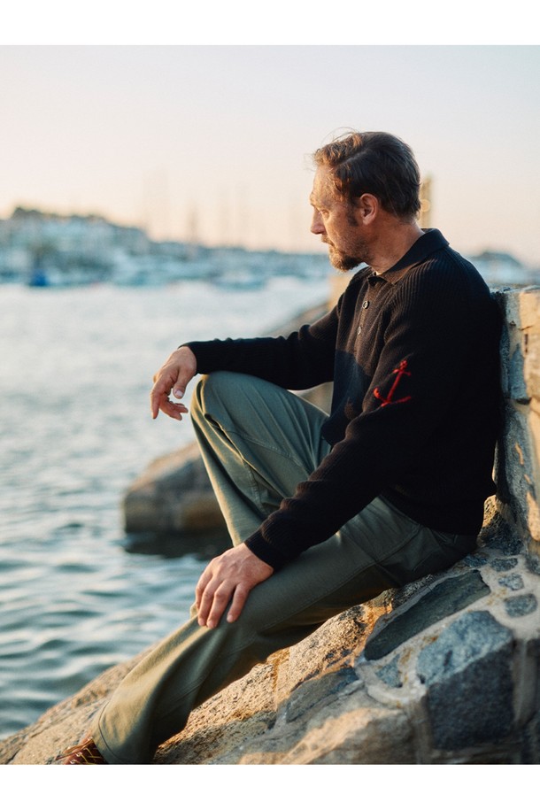 머서라이즈 코튼 새들 카라 니트 - 블랙은 부드럽고 매끄러운 촉감이 특징인 상의 니트입니다. 머서라이즈 코튼 소재로 제작되어 은은한 광택이 흐르며, 굵은 골의 변형 리브 조직이 돋보입니다. 레귤러핏으로 제작되었으며, 봄, 가을에 적합한 긴소매 니트입니다. 새들 카라 디자인과 앵커 패턴이 클래식하면서도 베이직한 스타일을 연출하며, 데이트룩, 카페룩에 매치하기 좋습니다. 왼쪽 소매의 앵커 포인트 디테일이 돋보이는, 미니멀하고 캐주얼한 스타일의 니트입니다.
