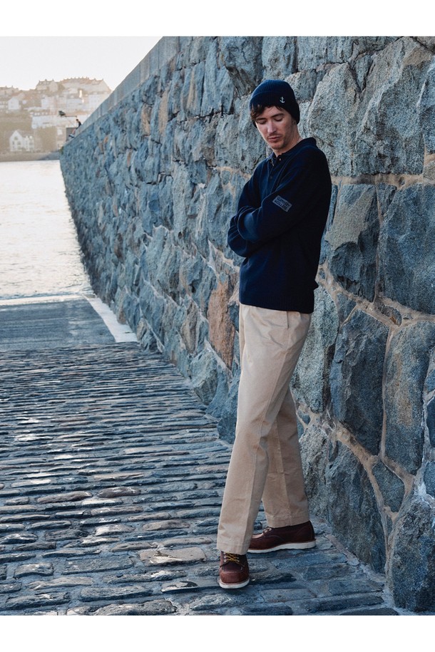 머서라이즈 코튼 카라 니트 - 네이비는 부드러운 촉감과 실키한 광택을 자랑하는 머서라이즈드 코튼 소재의 니트입니다. 봄, 가을에 착용하기 좋으며, 중간 두께감으로 보온성과 통기성을 갖췄습니다. 베이직하고 클래식한 스타일로 출근룩, 비즈니스 캐주얼, 데이트룩 등 다양한 TPO에 활용 가능합니다. 레귤러핏에 카라넥 디자인, 골지 패턴과 긴 소매가 특징이며, 필링 및 수축 저항성을 높였습니다. 완전 패셔닝 구조와 패치 디테일로 완성도를 높인, 미니멀하고 클래식한 무드의 니트입니다.
