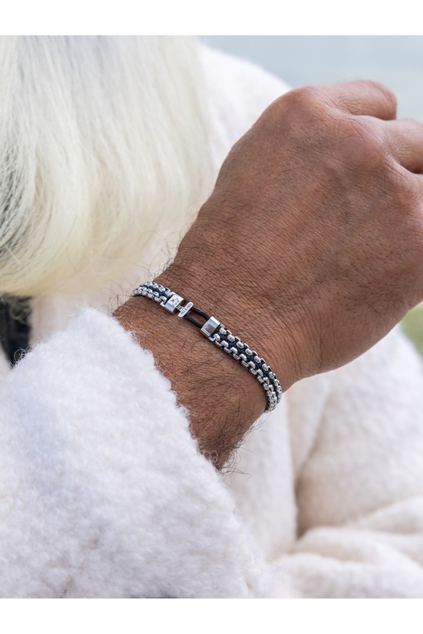 카테나 베니션 7 팔찌 - 네이비X실버는 일상 및 산책, 여행 스타일에 맞춰 착용하기 좋은 팔찌입니다. 고강도 선박 로프와 316L 스테인리스 스틸 소재로 제작되어 뛰어난 내구성과 내식성, 내부식성을 자랑합니다. 네이비와 실버 컬러 조합이 세련된 느낌을 주며, 손바느질, 매듭법, 레이저 각인 기법으로 섬세하게 완성되었습니다. 돼지와 닭 모티프 디자인이 독특하며, 이음새 없는 마감과 뛰어난 착용감, 레이어드 스타일 연출이 가능합니다. 칼로 쉽게 절단되지 않고 해수, 염분, 산성 환경에서도 부식되지 않아 오랫동안 변함없이 착용할 수 있습니다.
