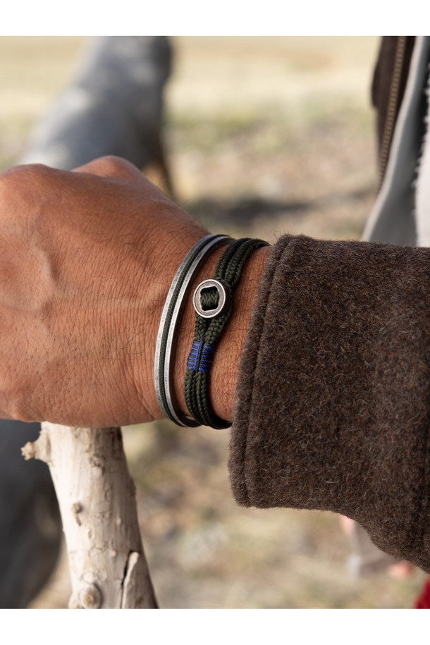 돈디노 팔찌 - 아미X빈티지 제품은 해양용 로프와 스테인리스 스틸 소재를 사용하여 제작된 공용 팔찌입니다. "Army x Vintage" 색상을 포함하여 총 7가지의 다양한 컬러 옵션을 제공하며, 더블 슬림 라운드 로프 디자인과 12mm 원형 버튼, 레이저 각인, 100% 수작업 스티치가 특징입니다. 뛰어난 내구성과 내부식성을 갖췄으며, 가볍고 위생적인 착용감을 선사합니다. 일상생활뿐만 아니라 해양 스포츠 활동 시에도 착용할 수 있으며, 땀에 의한 변색 없이 레이어드하여 스타일 연출이 가능합니다. 캐주얼, 미니멀, 클래식 스타일을 즐기는 분들께 추천합니다.
