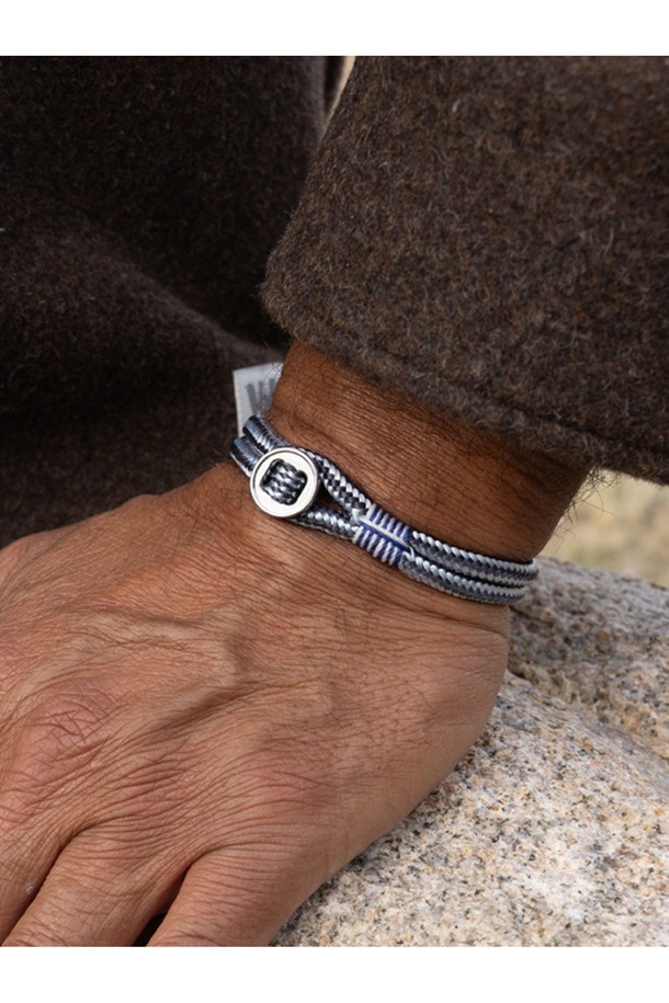 돈디노 팔찌 - 아크틱블루X슬레이트그레이X실버는 캐주얼, 미니멀, 클래식 스타일에 잘 어울리는 남녀 공용 팔찌입니다. 고강도 선박 로프와 316L 스테인리스 스틸 소재를 사용하여 내구성과 내식성, 내부식성이 뛰어나며, 100% 수작업 손바느질로 제작되어 이음새 없는 마감 디테일을 자랑합니다. 아크틱블루, 슬레이트그레이, 실버 컬러 조합은 시원하면서도 세련된 느낌을 주며, 레이저 각인 디자인 장식이 포인트입니다. 동네 마실룩, 여행룩, 휴가룩 등 다양한 TPO에 매치하여 개성 있는 스타일을 연출할 수 있으며, 시간이 흐를수록 편안해지는 착용감과 오랫동안 변색되지 않는 색감을 경험할 수 있습니다.
