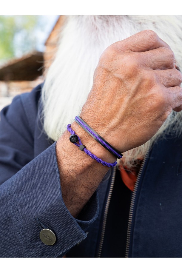 이지 에드 팔찌 - 로얄퍼플X블랙은 캐주얼, 미니멀, 리조트 스타일을 아우르는 팔찌입니다. 로얄퍼플과 블랙 컬러 조합이 세련된 이 팔찌는 고강도 해양 로프와 316L 스테인리스 스틸을 사용하여 뛰어난 내구성과 내부식성을 자랑합니다. 일상생활은 물론 해양 스포츠 활동에도 적합하며, 방수 기능으로 쾌적하게 착용할 수 있습니다. 수작업 매듭과 레이저 각인 디자인으로 섬세함을 더했으며, O링 연결 방식의 잠금장치로 편안한 착용감을 제공합니다. 휴가룩, 여행룩 등 다양한 TPO에 활용하여 스타일리시함을 연출해보세요.
