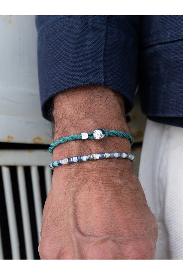 이지 에드(Easy Ed) 팔찌 - 파티나그린X실버는 캐주얼, 스포티, 미니멀 스타일을 추구하는 분들을 위한 팔찌입니다. 파티나그린 컬러의 트위스트 로프와 실버 컬러의 스테인리스 스틸 서클 장식이 조화롭게 어우러져 세련된 디자인을 완성합니다. 316L 등급 스테인리스 스틸을 사용하여 내식성과 내구성이 뛰어나며, 손바느질로 제작되어 튼튼합니다. 매듭 방식으로 잠금을 간편하게 할 수 있으며, 해양 스포츠를 즐길 때나 일상생활에서도 착용할 수 있습니다. 땀에 의한 변색이 없고 레이어드하여 다양한 스타일을 연출할 수 있습니다.
