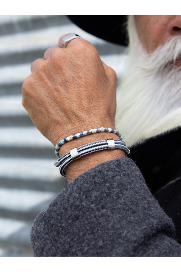 더블 리틀 루이스 팔찌는 슬레이트그레이, 아틱블루, 실버 컬러 조합의 팔찌입니다. 4mm 라운드 로프 디자인으로, 미니멀하고 모던한 스타일을 연출하며 휴가룩과 여행룩에 잘 어울립니다. 내구성이 뛰어나고 방수 기능이 있으며, 녹슬 염려 없이 해양 스포츠를 즐길 수 있습니다. 100% 수작업으로 제작되었으며, 땀에 의한 변색 없이 오랫동안 착용할 수 있습니다. 레이어드하여 더욱 개성 있는 스타일을 완성할 수 있습니다.
