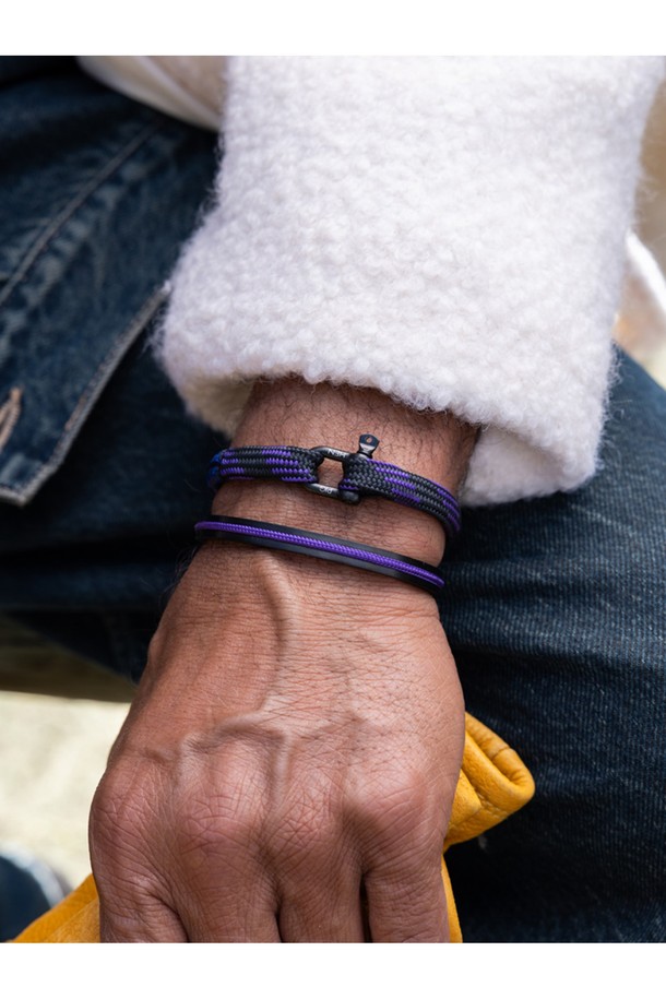 비셔스 빅 팔찌 - 블랙X로얄퍼플X블랙은 캐주얼, 스포티, 미니멀 스타일을 선호하는 남녀 모두에게 어울리는 팔찌입니다. 블랙과 로얄퍼플 컬러 조합으로 시크하면서도 세련된 느낌을 줍니다. 316L 스테인리스 스틸과 7mm 선박용 로프를 사용하여 뛰어난 내구성과 내식성을 자랑하며, 방수 기능으로 해양 스포츠 활동에도 적합합니다. 레이저 각인과 수작업 매듭 디테일이 돋보이며, 단독 또는 레이어드 착용으로 다양한 스타일 연출이 가능합니다. 휴가룩, 여행룩에 포인트를 더해보세요.
