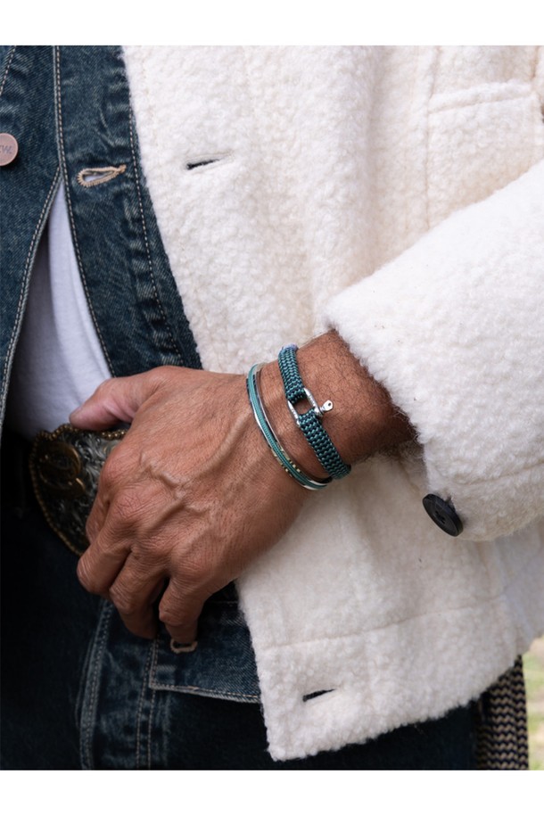 비셔스 빅 팔찌 - 파티나그린X네이비X실버는 미니멀하고 캐주얼한 스타일의 공용 팔찌입니다. 파티나그린, 네이비, 실버 컬러 조합으로, 해양 스포츠와 일상생활에서 착용하기 좋습니다. 스테인리스 스틸과 플랫 로프 소재로 제작되어 내구성이 뛰어나며, 염분, 녹, 변색에 강한 기능성을 갖췄습니다. D자 클 디자인으로 섬세하게 제작되었으며, S, SM, M, ML 사이즈로 제공됩니다. 가볍고, 손바느질과 매듭법으로 완성되어 단독 또는 레이어드하여 착용할 수 있습니다.
