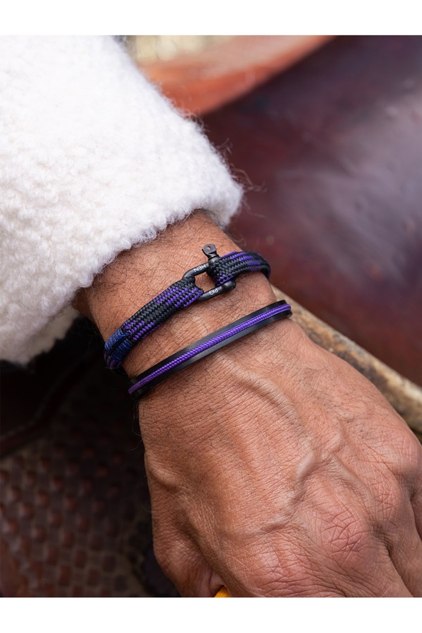 **나바크 6 팔찌 - 로얄퍼플X블랙**

로프 디자인이 돋보이는 나바크 6 팔찌는 로얄퍼플과 블랙 컬러 조합으로 세련된 스타일을 연출합니다. 316L 등급 스테인리스 스틸 프레임과 나일론 소재로 제작되어 내구성이 뛰어나며, 방수, 내식성 기능을 갖춰 일상 및 마린 스포츠 활동에 적합합니다. 뱅글 스타일로 제작되어 레이어드 착용이 용이하며, 땀과 해수에 강해 사계절 내내 편안하게 착용할 수 있습니다. 캐주얼, 스포티 무드를 즐기는 당신의 휴가룩, 여행룩에 포인트 아이템으로 활용해보세요.
