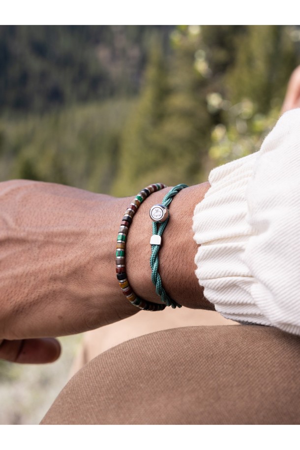 브론타이드 4 팔찌 - 나라X실버는 미니멀한 디자인과 견고한 내구성을 자랑하는 팔찌입니다. 4mm 두께의 선박 로프와 316L 스테인리스 스틸 소재를 사용하여 해양 스포츠를 포함한 일상생활에서 자유롭게 착용할 수 있습니다. 천둥번개 모티브와 슬라이더, 레이저 각인 디자인은 스타일리시한 포인트를 더하며, 나라X실버를 포함한 5가지 다채로운 컬러 옵션을 제공합니다. 녹슬지 않고, 염분에 강하며, 변색 없는 특징으로 오랫동안 변함없이 사용할 수 있으며, 방수 기능과 사이즈 조절 기능으로 실용성을 높였습니다. 휴가룩, 캐주얼, 리조트룩 등 다양한 스타일에 단품 또는 레이어드하여 개성 있는 연출이 가능합니다.
