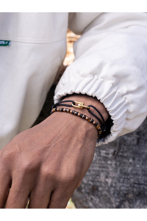 브론타이드 4 팔찌 - 타카야마X골드

스타일리시함과 실용성을 겸비한 브론타이드 4 팔찌입니다. 타카야마와 골드 컬러 조합으로 세련된 멋을 더하며, 일상, 휴가, 여행 등 다양한 TPO에 활용 가능합니다. 내구성이 뛰어난 로프와 부식 방지 기능의 스테인리스 스틸 소재를 사용하여 해양 스포츠에도 적합합니다. 슬라이더 조절형으로 사이즈를 자유롭게 조절할 수 있으며, 심플한 디자인에 레이저 각인 디테일이 더해져 미니멀, 캐주얼, 리조트룩에 포인트를 더합니다. 방수 기능으로 물놀이 시에도 걱정 없이 착용할 수 있으며, 레이어드 연출도 용이합니다.
