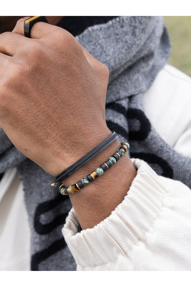 브론타이드 6 팔찌 - 시바타X골드는 캐주얼 스타일의 팔찌입니다. 시바타와 골드 컬러 조합의 스테인리스 스틸과 선박 로프 소재로 제작되었으며, S, M, L 세 가지 사이즈로 제공됩니다. 천둥번개 모티브의 6mm 두께 디자인에 손바느질과 매듭 디테일이 더해져 유니크함을 더합니다. 방수, 내구성, 내변색 기능으로 해양 스포츠를 즐길 때도 착용 가능하며, 레이어드하여 스타일리시하게 연출할 수 있습니다. 휴가룩, 리조트룩, 여행룩에 포인트를 더하여 미니멀하고 세련된 스타일을 완성해보세요.
