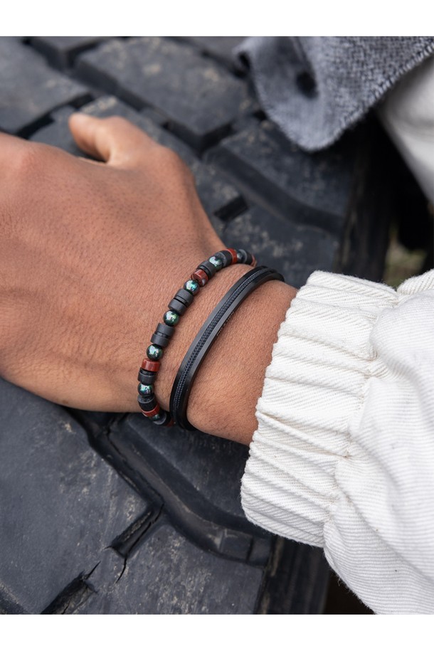 브론타이드(Brontide) 6 팔찌 - 코야산X블랙은 미니멀하고 럭셔리한 스타일을 추구하는 남녀 모두를 위한 팔찌입니다. 코야산과 블랙 컬러 조합으로 세련된 멋을 더하며, 일상, 휴가, 리조트, 여행 등 다양한 TPO에 잘 어울립니다. 316L 의료용 스테인리스 스틸과 마린 로프 소재를 사용하여 내구성이 뛰어나고, 6mm 두께로 견고함을 더했습니다. 보석 장식으로 포인트를 주었으며, 방수, 내식성, 경량 기능으로 마린 스포츠 활동에도 적합합니다. 땀에 의한 변색이 없고, 높은 열전도성을 자랑하여 오랫동안 변함없는 만족감을 선사합니다.
