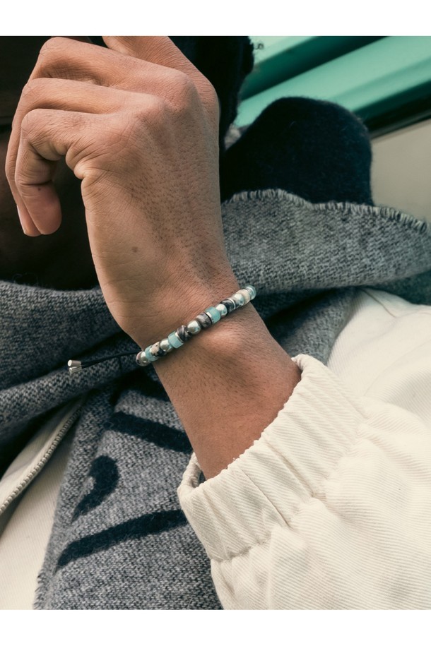 브론타이드(Brontide) 6 팔찌 - 하코다테X실버는 캐주얼, 미니멀, 클래식 스타일을 추구하는 남녀 모두를 위한 팔찌입니다. 해수 및 염분에 강한 316L 스테인리스스틸 소재와 고강도 마린로프를 사용하여 일상, 휴가, 여행 등 다양한 TPO에 착용하기 좋습니다. 6mm 두께의 브레이드(Braid) 패턴에 하코다테 컬러와 실버 컬러가 조화롭게 어우러지며, 레이저 각인과 매듭 디테일이 디자인의 완성도를 높입니다. 방수 및 내식 기능을 갖춰 땀에 변색될 걱정 없이 오랫동안 사용할 수 있으며, S, M, L 세 가지 사이즈로 출시됩니다. 프리미엄 우드 케이스에 담겨 제공되어 소중한 사람에게 선물하기에도 좋습니다.
