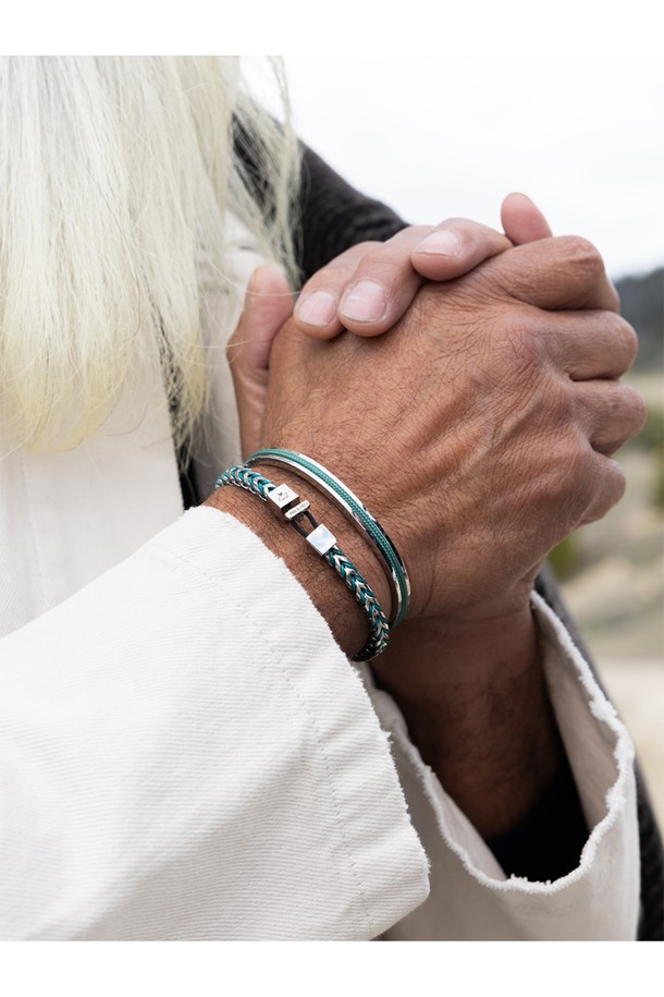 카테나 폭스테일 팔찌 - 파티나그린X실버는 캐주얼, 미니멀, 리조트룩 스타일을 위한 팔찌입니다. 방수 및 내식성을 갖춘 스테인리스 스틸과 로프 소재로 제작되어 일상과 수상 스포츠 활동에 적합합니다. 더블 레이어드 스타일과 수작업 스티치, 해수 저항성을 더하여 내구성을 높였습니다. 파티나그린과 실버 컬러의 조화는 시원하고 세련된 느낌을 주며, 레이저 각인 디자인으로 포인트를 더했습니다. 휴가룩과 여행룩에 매치하여 스타일리시한 연출을 완성해보세요.
