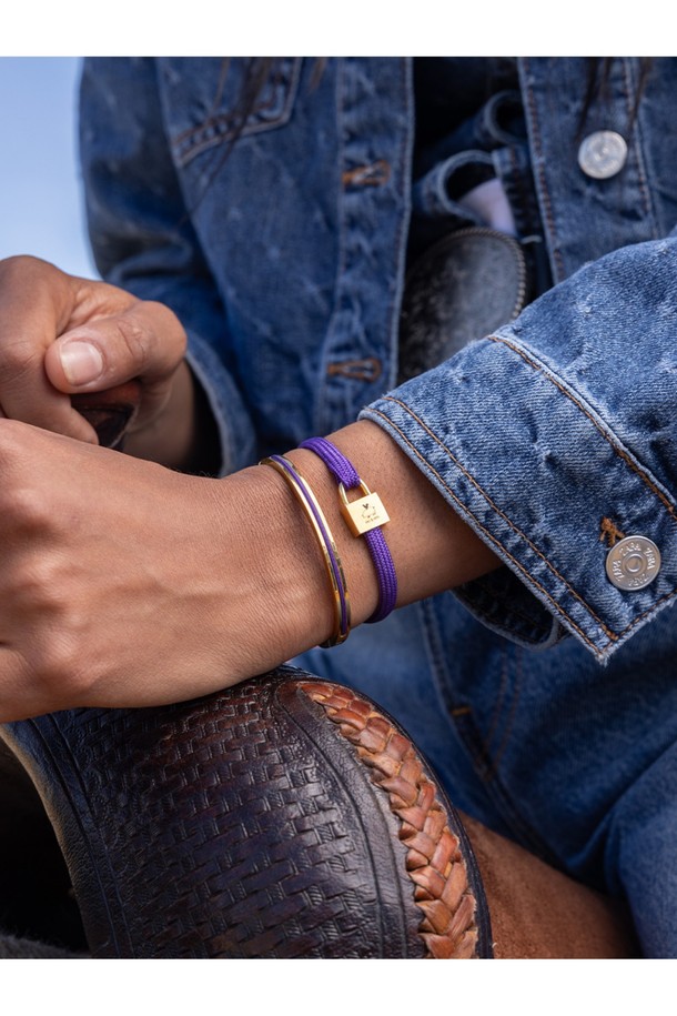 (여성) 빌리 팔찌 - 로얄퍼플X골드는 모던한 스타일을 연출하는 여성용 팔찌입니다. 로얄퍼플과 골드 컬러의 조화가 세련된 분위기를 자아내며, 316L 스테인리스 스틸과 선박 로프 소재로 제작되어 방수 기능과 부식 방지 기능을 갖춰 일상생활에서 편안하게 착용할 수 있습니다. 견고한 수작업으로 제작되어 바닷물에도 강하며, 미니멀, 클래식, 캐주얼 스타일의 의상에 잘 어울립니다. 휴가룩이나 여행룩에 레이어드하여 스타일리시하게 연출할 수 있으며, 두 개 이상의 제품을 함께 착용하는 것을 권장합니다.
