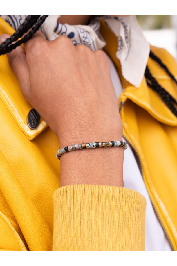 여성용 브론타이드 4(Brontide 4) 팔찌는 코센차(Cosecha)와 골드 컬러 조합으로 세련된 디자인을 자랑합니다. 해양 로프와 316L 스테인리스 스틸 소재를 사용하여 뛰어난 내구성과 방수 기능을 갖췄습니다. 브레이드 패턴의 팔찌는 수작업 매듭으로 섬세하게 제작되었으며, 레이저 각인 디테일이 돋보입니다. 조절 가능한 사이즈로 편안한 착용감을 제공하며, 내부식성과 내산성, 뛰어난 색상 유지력으로 오랫동안 변함없는 아름다움을 유지합니다. 여행, 휴가, 리조트룩에 잘 어울리는 클래식, 미니멀, 리조트 스타일의 팔찌입니다.
