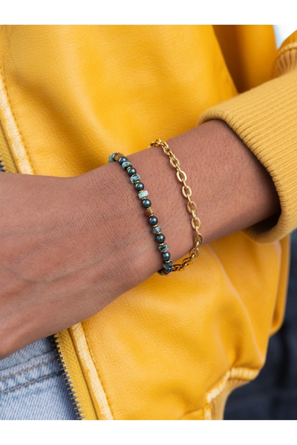 **브론타이드 4 팔찌 - 루카X골드**는 여성용 팔찌로, 미니멀하고 베이직한 스타일을 추구합니다. 골드와 그린 컬러의 스테인리스 스틸과 로프 소재로 제작되었으며, 레이저 각인 패턴과 원석 디자인 장식이 특징입니다. 4mm 두께로 제작되었으며, 손바느질 마감으로 섬세함을 더했습니다. 사이즈 조절과 방수 기능을 갖춰 일상생활에서 편안하게 착용할 수 있으며, 해수/염분에 강해 내구성이 뛰어납니다. 또한, 다른 팔찌와 레이어드하여 개성 있는 스타일을 연출할 수도 있습니다.
