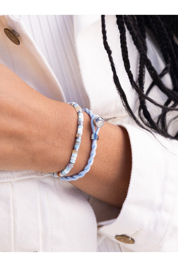 **(여성) 브론타이드 4 팔찌 - 살레르노X실버**는 해양용 로프와 316L 스테인리스 스틸 소재로 제작된 여성용 팔찌입니다. 브레이드 패턴과 매듭 디테일이 돋보이며, 방수 및 내식성이 뛰어납니다. 살레르노와 실버 컬러 조합이 세련된 느낌을 주며, 돼지와 닭 심볼 레이저 각인으로 유니크함을 더했습니다. 원 사이즈로 조절 가능하며, 수작업 스티치로 섬세함을 살렸습니다. 캐주얼, 미니멀, 클래식 스타일의 여행룩, 휴가룩, 산책룩에 잘 어울리는 팔찌입니다.
