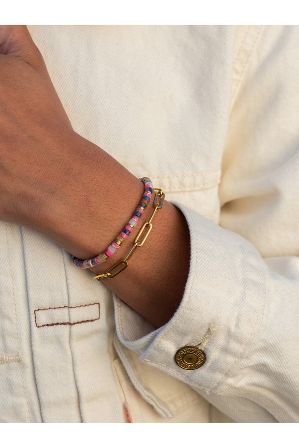 브론타이드 4 팔찌 - 카프리X골드는 여성용 팔찌로, 미니멀하고 베이직한 스타일을 추구하는 분들을 위한 제품입니다. 카프리 컬러의 선박 로프와 골드 컬러의 스테인리스 스틸 316L 소재가 조화롭게 어우러져 시원하고 세련된 느낌을 줍니다. 100% 수작업 손바느질로 제작되어 내구성이 뛰어나며, 해수 및 염분에 강하여 휴가룩이나 여행룩에 적합합니다. 레이저 각인 매듭 디테일이 돋보이며, 레이어드하여 다양한 스타일을 연출할 수 있습니다. 원 사이즈로 제작되었습니다.
