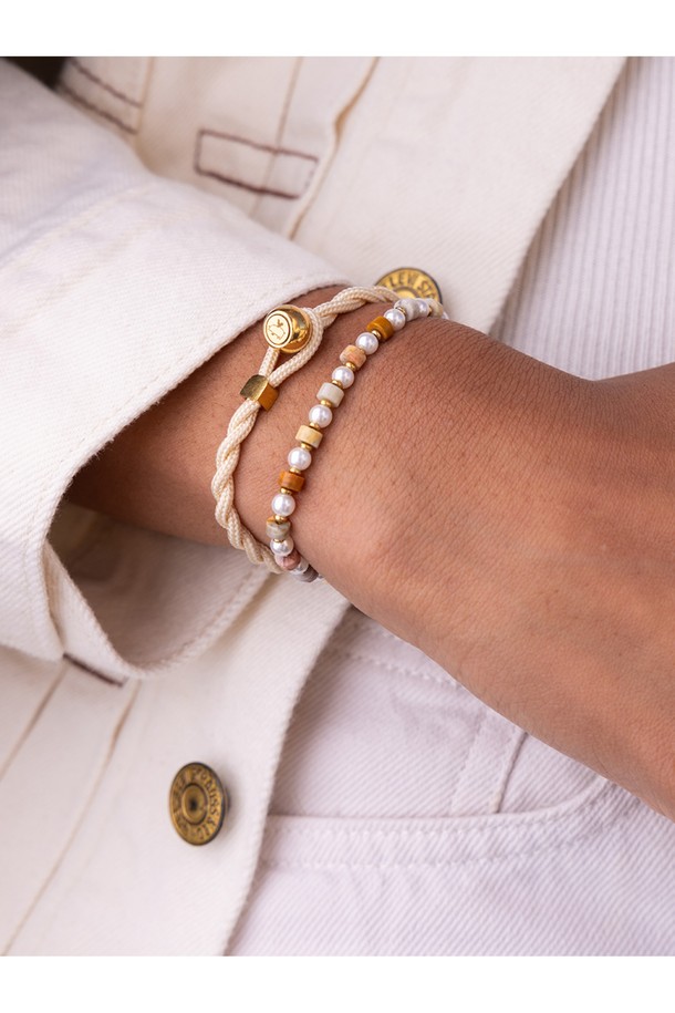 **브론타이드 4 팔찌 - 바리X골드**는 여성스러운 스타일을 완성해 줄 팔찌입니다.  4mm 두께의 로프와 스테인리스스틸 소재가 조화롭게 어우러져, 미니멀하면서도 세련된 디자인을 연출합니다.  골드와 멀티컬러의 조합은 데이트룩, 카페룩 등 다양한 TPO에  캐주얼, 미니멀, 클래식 스타일을 더해줍니다.  심플한 디자인에 보석, 참 장식을 더해 포인트를 주었으며, 원사이즈로 사이즈 조절이 가능합니다.  단독 또는 레이어드하여 개성 있는 스타일링을 즐겨보세요.
