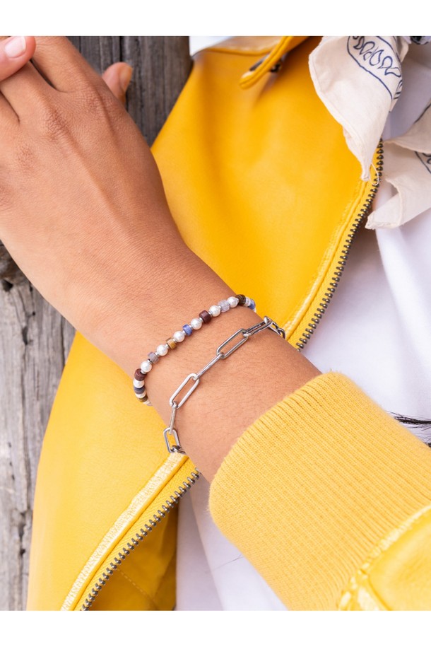 (여성) 브론타이드 4 팔찌 - 제노바X실버는 여행, 휴가, 리조트룩에 잘 어울리는 팔찌입니다. 클래식, 미니멀, 리조트 스타일을 모두 아우르며, 316L 등급 스테인리스 스틸과 선박 로프를 사용하여 제작되었습니다. 제노바 컬러와 실버 컬러의 조화가 세련된 느낌을 주며, 내식성과 내구성이 뛰어나 해수, 염분, 산성 환경에서도 변색되거나 부식되지 않습니다. 레이저 각인, 수작업 손바느질 및 매듭 디테일로 섬세함을 더했으며, ONE SIZE로 편안하게 착용 가능하며 레이어드 스타일링에도 용이합니다.
