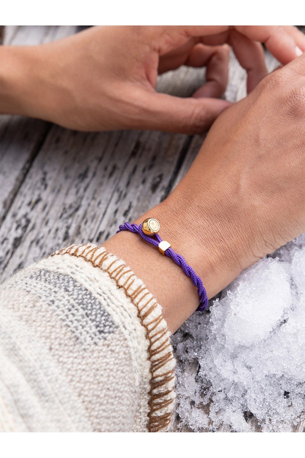 세련된 여성용 팔찌, "이지 에드 팔찌 - 로얄퍼플X골드"입니다. 로얄퍼플과 골드 컬러의 조화가 돋보이며, 데이트룩, 여행룩 등 다양한 TPO에 잘 어울립니다. 스테인리스 스틸과 마린 로프 소재를 사용하여 내구성이 뛰어나며, 방수 및 내식성 기능을 갖춰 일상생활에서 편안하게 착용할 수 있습니다. 3mm 두께의 꼬임 로프와 9mm D-shackle 연결, 수작업 스티치, 레이저 각인 디테일이 미니멀, 캐주얼, 클래식 스타일을 완성합니다. 레이어드하여 더욱 개성 있는 연출도 가능합니다.
