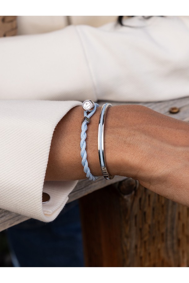 세련된 여성용 팔찌, "이지 에드" 아크틱블루X실버를 소개합니다. 3mm 두께의 꼬임 로프와 9mm 섀클 연결이 특징이며, 316L 스테인리스 스틸 소재로 제작되어 내구성이 뛰어납니다. 미니멀하고 클래식한 디자인으로 데이트룩, 모임룩 등 다양한 TPO에 잘 어울리며, 다른 팔찌와 레이어링하여 스타일링할 수 있습니다.
