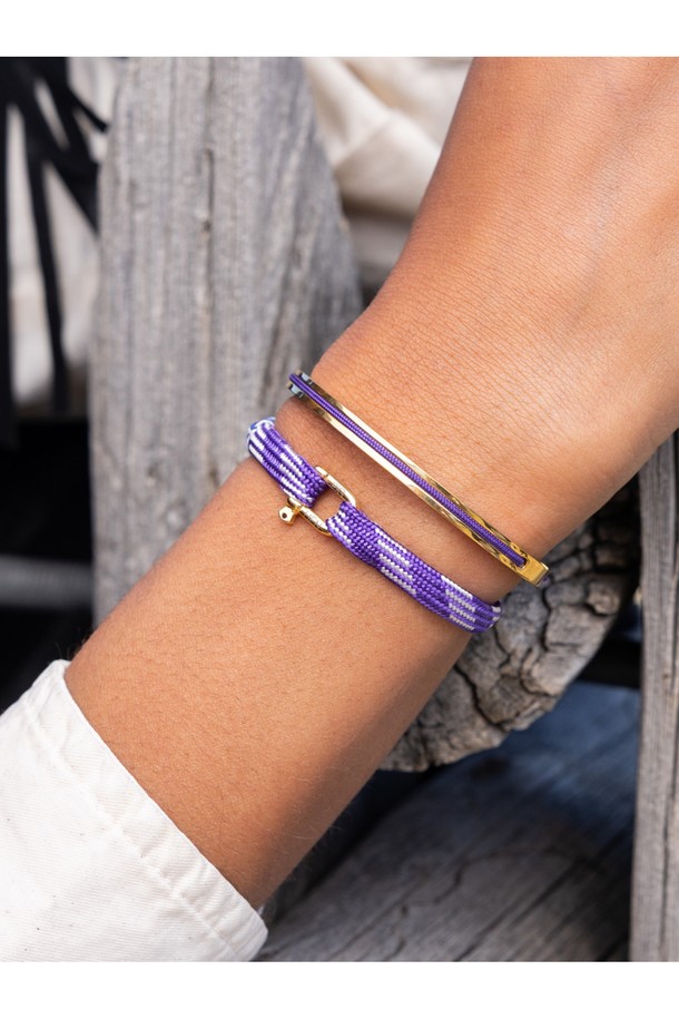 (여성) 프랭키 팔찌 - 로얄퍼플, 아크틱블루, 골드는 당신의 스타일에 세련됨을 더해줄 팔찌입니다. 로얄퍼플, 아크틱블루, 골드 컬러 조합이 돋보이며, 미니멀, 클래식, 캐주얼 스타일을 즐겨 입는 여성분들께 추천합니다. 부식 방지 기능과 내구성을 갖춘 스테인리스 스틸과 플랫 로프 소재로 제작되어 오랫동안 변함없이 착용할 수 있습니다. 플랫 로프 디자인과 로프 너비 5mm의 사이즈로 제작되어 데이트룩, 카페룩, 여행룩 등 다양한 TPO에 매치하기 좋습니다. 견고한 제작과 말끔한 외관 유지를 통해 당신의 팔목을 더욱 돋보이게 해보세요.
