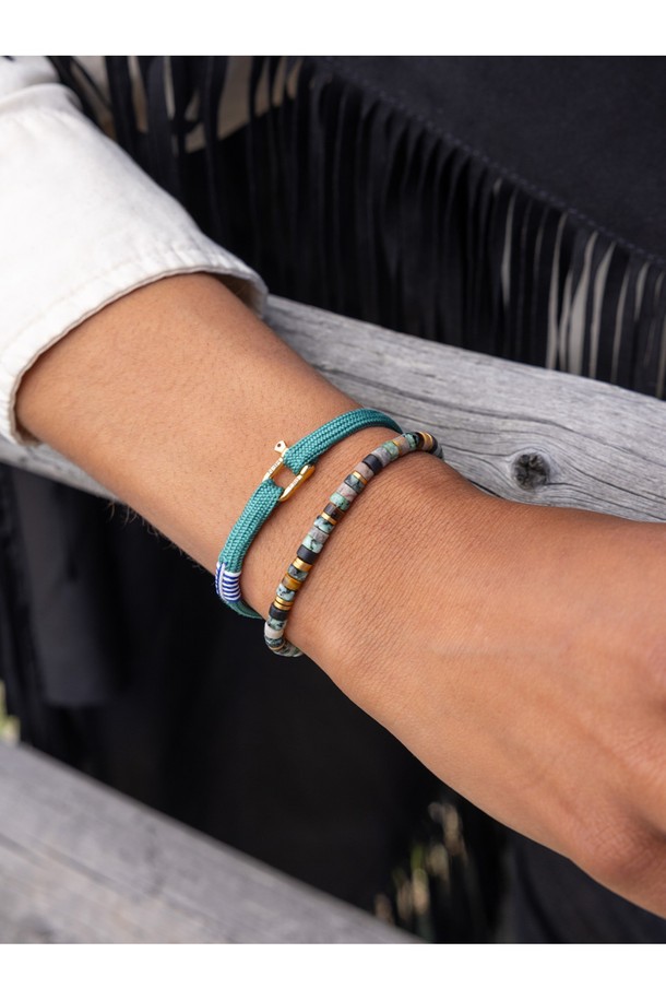 (여성) 프랭키 팔찌 - 파티나그린X골드는 데이트룩에 어울리는 미니멀, 클래식, 캐주얼 스타일의 팔찌입니다. 파티나그린과 골드 컬러 조합이 돋보이며, 5mm 두께의 플랫 로프 디자인에 수작업 매듭 디테일을 더했습니다. 내구성이 뛰어나고 방수 및 내식 기능을 갖춘 스테인리스스틸과 로프 소재로 제작되어 일상에서 편안하게 착용할 수 있습니다. 팔찌 안쪽에는 레이저 각인 장식이 있으며, 다른 팔찌와 함께 레이어드하여 개성 있는 스타일을 연출할 수도 있습니다. 사이즈는 S입니다.
