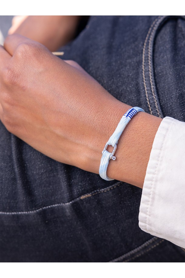 (여성) 프랭키 팔찌 - 아크틱블루, 크림, 실버는 미니멀, 클래식, 리조트 스타일을 즐기는 여성들을 위한 팔찌입니다. 아크틱블루, 크림, 실버 세 가지 색상의 조화가 돋보이며, 일상 및 파티룩에 모두 잘 어울립니다. 스테인리스 스틸과 로프 소재로 제작되어 내식성과 내구성이 뛰어나며, 100% 수작업으로 섬세하게 완성되었습니다. 선박용 플랫 로프를 사용하여 해수 및 염분에 강하며, 2개 이상 레이어드하여 착용하면 더욱 멋스러운 연출이 가능합니다. 레이저 각인과 매듭 디테일이 더해져 디자인의 완성도를 높였습니다.
