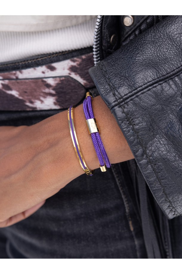 (여성) 리틀 루이스 팔찌 - 로얄퍼플X골드는 미니멀한 스타일의 여성용 팔찌입니다. 로얄 퍼플 컬러의 라운드 로프와 골드 디테일이 조화롭게 어우러져 세련된 느낌을 줍니다. 스테인리스 스틸 소재로 제작되어 방수 및 부식 방지 기능이 있으며, 견고한 촉감과 뛰어난 내구성을 자랑합니다. 수공예로 제작되어 오랜 기간 변함없이 착용할 수 있으며, 일상생활에서 포인트 아이템으로 활용하기 좋습니다. 클래식한 디자인으로 어떤 스타일에도 잘 어울립니다.
