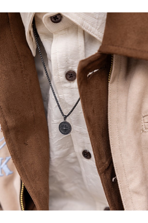 빈티지 컴퍼스 펜던트 목걸이는 316L 스테인리스스틸 소재로 제작되어 일상 속에서도 변함없는 가치를 선사합니다. 레이저 각인 디테일이 돋보이는 디자인은 미니멀, 클래식, 캐주얼 등 다양한 스타일에 매치하기 좋습니다. 해수 및 산성 환경에서도 변색 걱정 없이 착용 가능하며, 수작업으로 완성되어 더욱 특별합니다. 데이트룩에 포인트 아이템으로 활용하거나, 소중한 사람에게 선물하기에도 좋습니다. 프리미엄 우드 케이스에 담겨 소장 가치를 더합니다.
