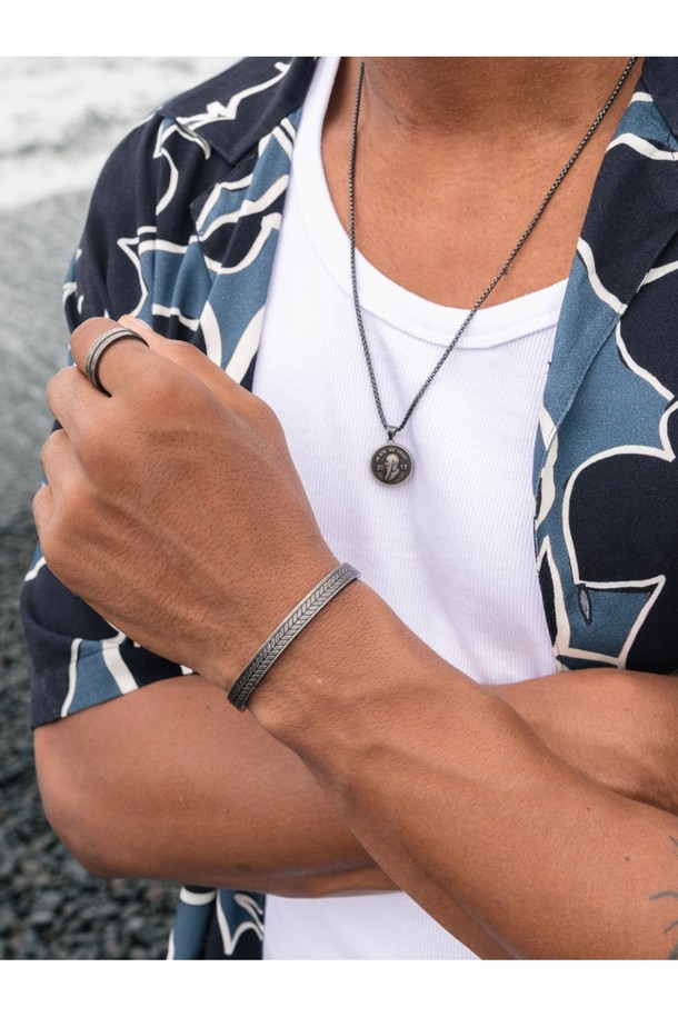 빈티지 밥 펜던트 목걸이는 시원한 실버 컬러로 제작되어 캐주얼, 미니멀, 클래식 스타일을 모두 소화합니다. 316L 의료용 스테인리스 스틸과 선박 로프 소재로 제작되어 내구성이 뛰어나며, 사계절 내내 착용하기 좋습니다. 레이저 각인 펜던트, 문구, 얼굴, 문장 각인 등 다양한 패턴/무늬를 선택할 수 있습니다. 방수, 내구성, 내식성이 뛰어나 여행룩, 휴가룩에 포인트 아이템으로 활용하기 좋으며, 땀이나 염분에 강해 해양 스포츠 활동에도 적합합니다. 녹슬지 않아 오랫동안 변함없이 착용할 수 있습니다.
