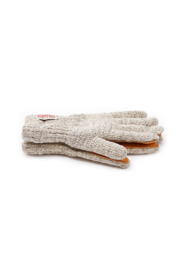 **사슴가죽 울장갑 - 오트밀**은 부드러운 촉감과 뛰어난 보온성을 자랑하는 겨울철 필수 아이템입니다. 손바닥 부분의 사슴가죽 보강으로 내구성을 높였으며, 신축성이 좋은 울 소재와 뉴텍 안감을 사용하여 편안한 착용감을 선사합니다. 은은한 오트밀 컬러에 무지 디자인, 가죽 패치 디테일로 캐주얼, 아메리카나 스타일을 연출하기 좋습니다. 겨울 데일리룩, 산책룩, 여행룩 등 다양한 TPO에 활용 가능하며, 남녀 모두 착용할 수 있는 아시안 핏으로 제작되었습니다. 수제작으로 완성된 따뜻한 울 장갑으로 겨울철 스타일과 보온을 동시에 잡으세요.
