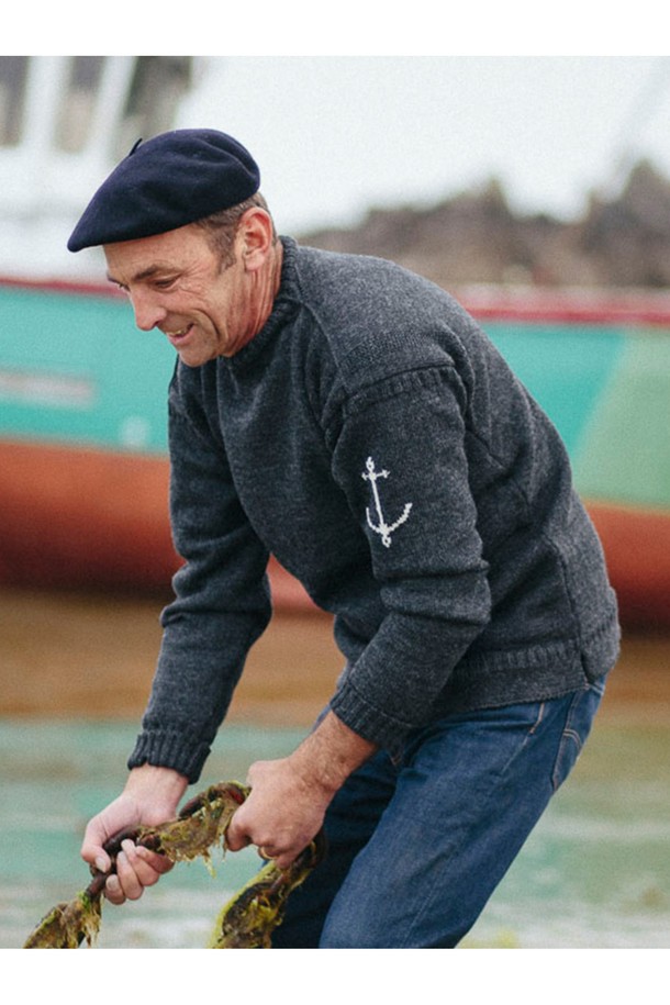 차분하고 세련된 무드의 크루넥 홀가먼트 스웨터 - 차콜입니다. 부드러운 울 소재로 제작되어 포근한 착용감을 선사하며, 가을과 겨울 시즌에 따뜻하게 입기 좋습니다. 베이직하고 미니멀한 디자인으로 다양한 스타일 연출이 용이하며, 특히 출근룩에 활용하기 좋습니다. 홀가먼트 공법으로 제작되어 봉제선이 없어 더욱 깔끔하고 편안한 착용감을 제공합니다. 레귤러핏과 긴 소매 기장으로 안정적인 핏을 선사합니다.
