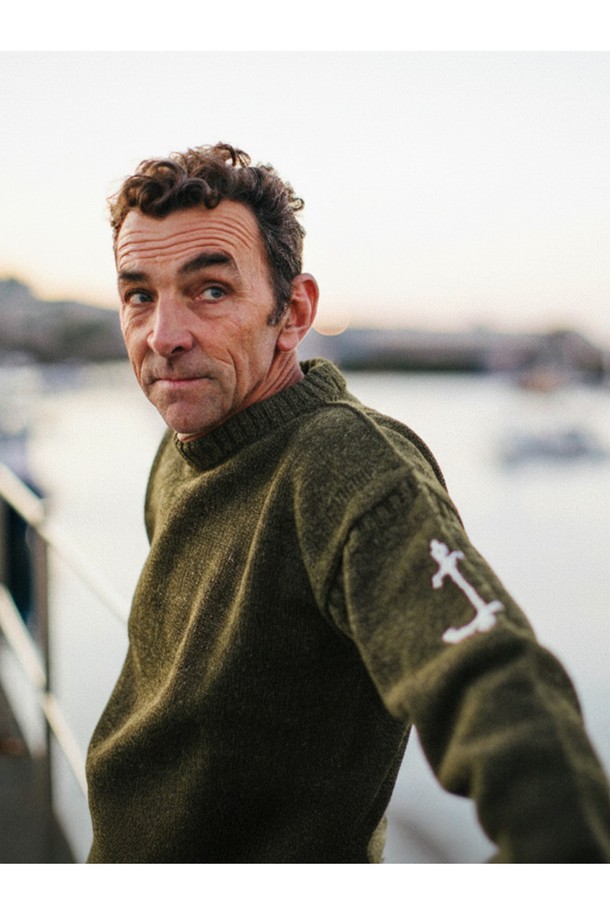 "아미" 크루넥 홀가먼트 스웨터는 울 소재로 제작되어 부드러운 촉감을 선사하며, 가을과 겨울에 따뜻하게 착용할 수 있습니다. 베이직하고 미니멀한 스타일로, 출근룩과 모임룩에 모두 잘 어울리는 활용도 높은 아이템입니다. 레귤러 핏에 라운드넥 디자인, 긴 소매 기장으로 편안한 착용감을 제공합니다. 카키와 올리브 두 가지 색상으로 출시되어, 다양한 스타일에 매치하기 용이하며, 로고 디테일로 포인트를 더했습니다. 두꺼운 두께감으로 보온성을 높였으며, 클래식, 미니멀, 캐주얼 등 폭넓은 스타일을 소화할 수 있습니다.
