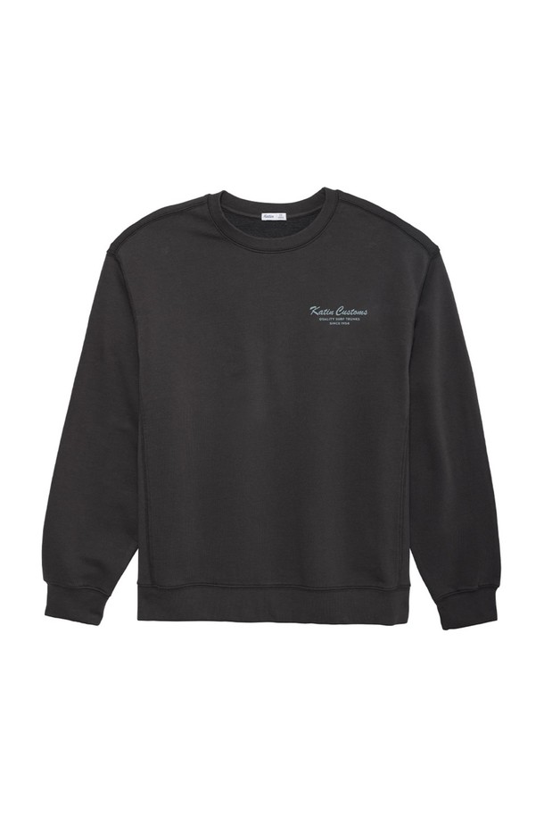 타이달 크루넥 스웻셔츠 - 블랙 워시는 캐주얼과 스트릿 스타일을 넘나드는 매력적인 상의입니다. 릴랙스 핏으로 편안함을 더하며, 면과 폴리에스테르 혼방 소재로 제작되어 부드러운 촉감을 자랑합니다. 빈티지 워싱 처리된 블랙 워시 컬러는 은은한 멋을 더하고, 캘리포니아 서핑샵에서 영감을 얻은 프린트가 돋보입니다. 라운드넥에 긴 소매 기장으로 사계절 내내 레이어드하여 다양한 스타일을 연출할 수 있으며, 여행룩, 캠핑룩 등 TPO에 구애받지 않고 폭넓게 활용하기 좋습니다.
