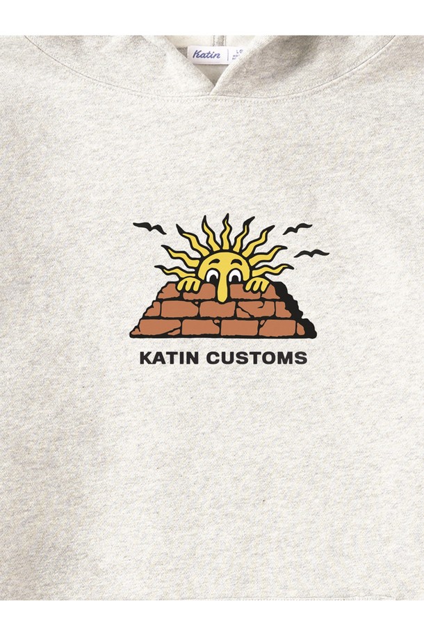 헤더 그레이 색상의 피크 후드티는 일상과 서핑 모두에 어울리는 활용도 높은 상의입니다. 롱 기장과 릴랙스핏으로 편안한 착용감을 선사하며, 엉덩이를 덮는 기장감으로 더욱 스타일리시합니다. 면과 폴리에스테르 혼방 소재로 제작되어 부드러운 촉감을 자랑하며, 빈티지 워싱 마감으로 은은한 멋을 더했습니다. 래쉬가드 위에도 착용 가능하며, 캐주얼 및 스트릿 스타일을 즐기는 분들께 여행룩, 캠핑룩으로 추천합니다.
