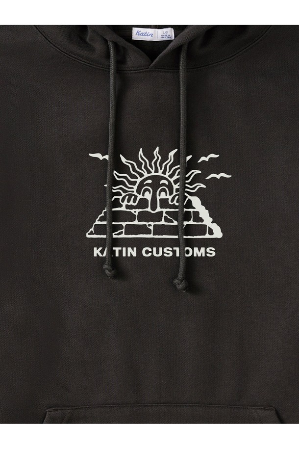 캘리포니아 스트리트 아트에서 영감을 받은 '피크 후드티 - 블랙 워시'입니다. 부드러운 면과 폴리에스테르 혼방 소재로 제작되어 편안한 착용감을 선사합니다. 빈티지 워싱 가공으로 자연스러운 멋을 더했으며, 릴랙스 핏으로 캐주얼하고 스트릿한 스타일을 연출합니다. 후드 디자인과 긴 소매로 사계절 내내 레이어드 스타일링이 용이하며, 일상 및 캐주얼 룩에 활용하기 좋습니다. 블랙 컬러에 로고 프린팅 디테일로 포인트를 더했습니다.
