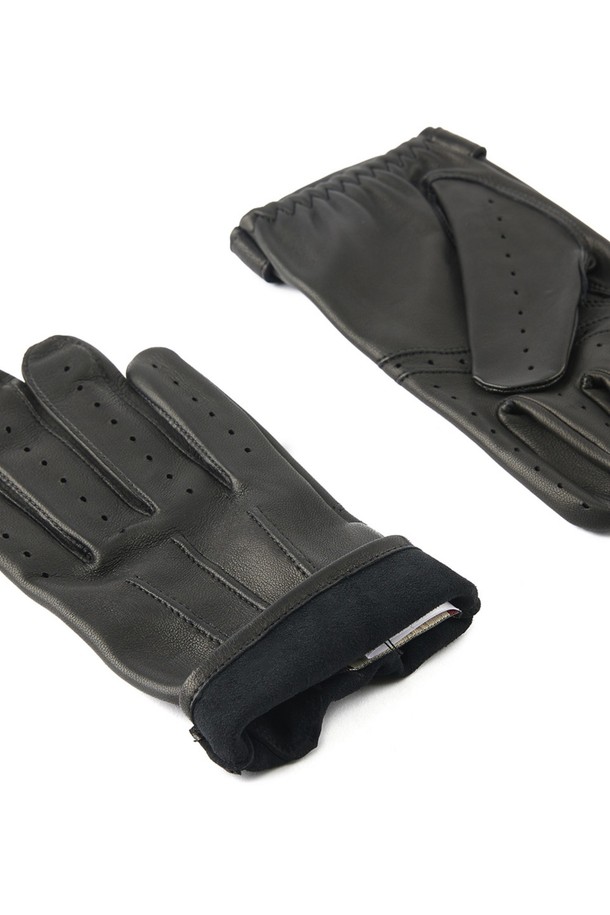 플레밍 드라이빙 장갑 - 블랙은 부드러운 헤어쉽 가죽과 가죽 소재로 제작된 남성용 장갑입니다. 사계절 착용 가능하며, 클래식, 미니멀, 시크 스타일을 연출하기에 좋습니다. 섬세한 클래식 3라인 핸드 스티칭과 손바닥 크로스 라인, 슬림핏 디자인으로 고급스러움을 더했습니다. 로고 엠보싱 스트랩과 하프 피케 스티칭, 인심 스티칭 디테일이 특징이며, 통기성과 그립감을 높여 운전 시 편안함을 제공합니다. 출근룩이나 비즈니스 캐주얼에 매치하여 세련된 스타일을 완성해보세요.
