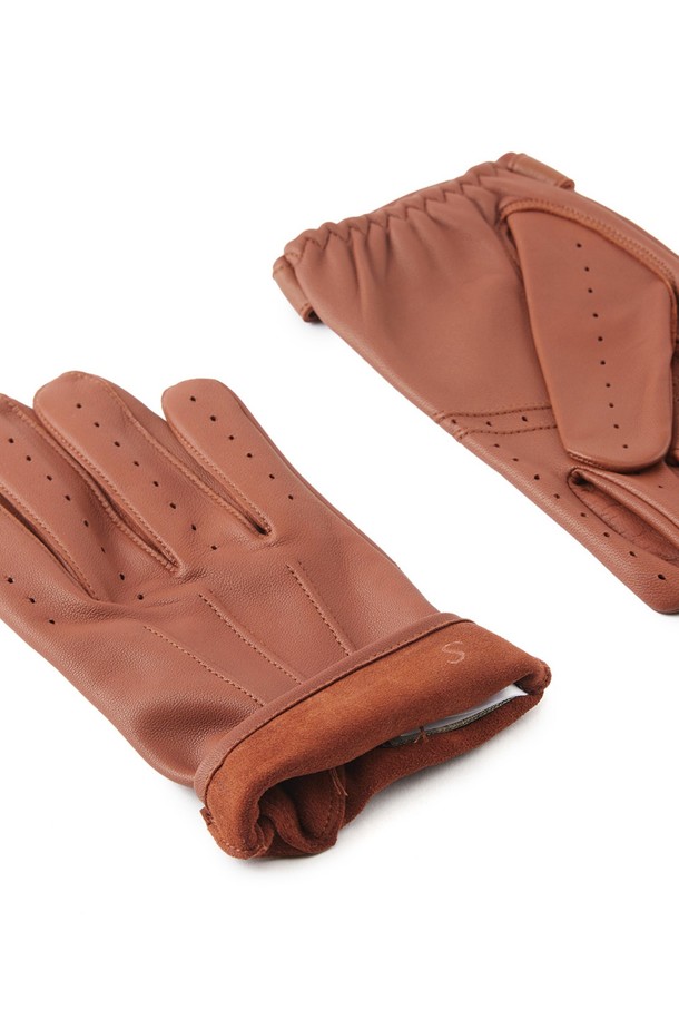 플레밍 드라이빙 장갑 - 하이웨이 탄은 남성용 소가죽 장갑입니다. 클래식, 미니멀, 캐주얼 스타일에 적합하며, 운전 및 일상생활에서 사용할 수 있습니다. 하이웨이 탄 컬러와 부드러운 촉감이 특징이며, 손등에는 통기구가, 손목에는 로고 스트랩이 디자인되어 있습니다. 얇은 두께로 뛰어난 그립감을 제공하며, 슬림핏 디자인과 가벼운 무게감으로 편안하게 착용할 수 있습니다. 삼선 스티치와 하프 피케 스티칭 디테일이 돋보이며 내구성이 강화되었습니다.
