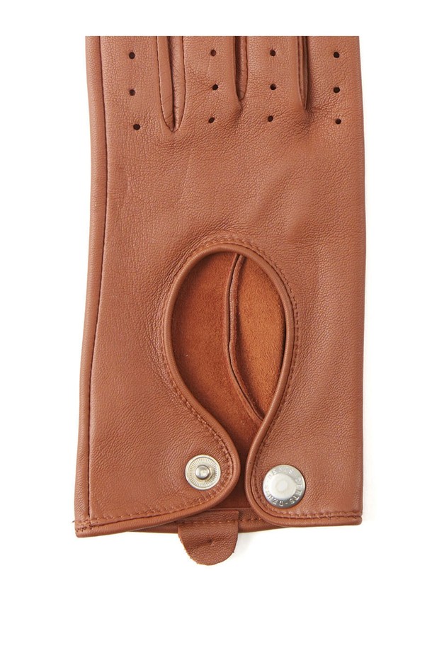 트럭스턴 여성 드라이빙 장갑 - 꼬냑은 부드러운 헤어쉽 가죽과 풀그레인 가죽을 사용하여 제작된 여성용 장갑입니다. 은은한 광택과 얇은 두께감, 손의 움직임을 고려한 입체적 설계가 특징이며, 밀착핏으로 편안한 착용감을 선사합니다. 통풍구멍과 하프 피겨 봉제 디테일은 클래식, 미니멀, 시크한 스타일을 연출하며, 봄, 가을, 겨울 계절에 드라이빙 또는 일상용으로 착용하기 좋습니다. 3-4면의 입체적 패턴 설계와 내구성이 강한 가죽으로 제작되어 오랫동안 사용할 수 있으며, 손목까지 오는 짧은 길이감으로 세련된 룩을 완성합니다.
